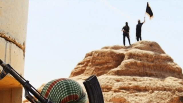 Le bandiere nere dell'Isis sventolano nuovamente su Palmira, un'immagine che non ci si augurava pi&ugrave; di rivedere