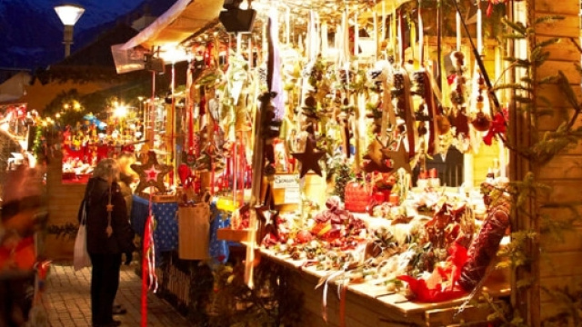 Una tipica bancarella di Natale nel centro di Cagliari.