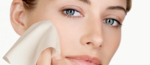 Dicas de como deixar sua pele brilhante sem o uso de maquiagem