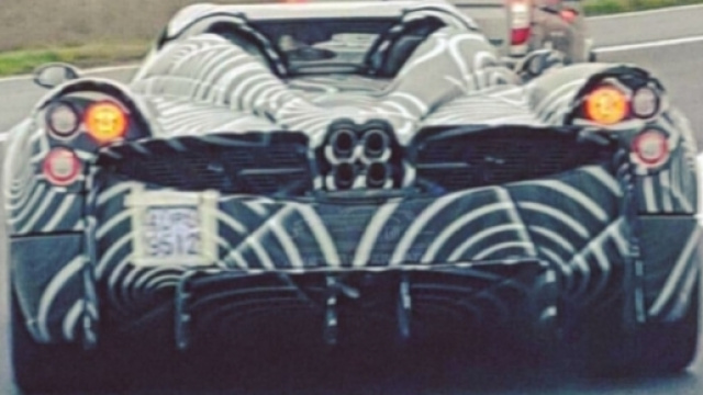 Pagani Huayra Roadster: una prima versione avvistata su strada.