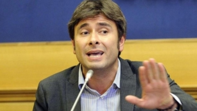 Alessandro Di Battista stronca il governo Gentiloni: 'Voto subito'