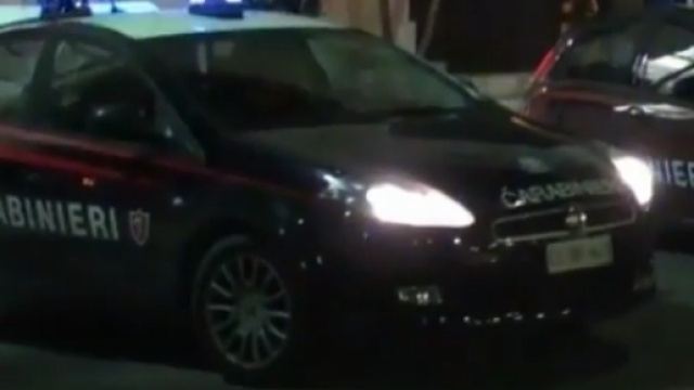 Carabinieri impegnati in un intervento d'emergenza