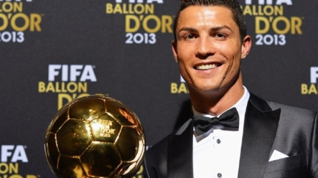 Cristiano Ronaldo alza il suo quarto Pallone d'Oro