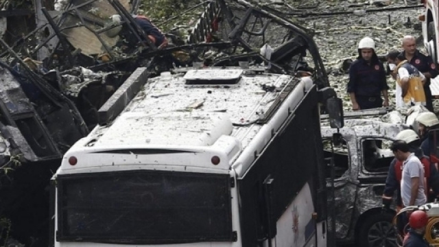 Istanbul, attentato nel centro storico al bus della polizia - l ... - repubblica.it