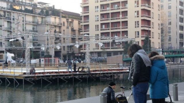 Milano, palazzo con la facciata piena di ghiaccio: lo stupore dei passanti