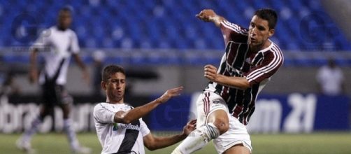 Thiago Neves, com a camisa do Flu, em a&ccedil;&atilde;o contra o Vasco: meia &eacute; disputado por rivais para 2017 (Foto: Gazeta Esportiva)