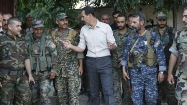 Bashar al-Assad nel corso di una visita alle sue truppe: dopo quattro anni la bandiera di Damasco sventola sull'intera citt&agrave;