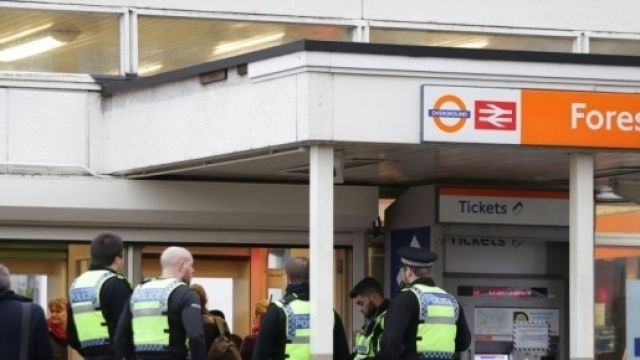 Dramatic moment cops arrest crazed Forest Hill knifeman who ... - thesun.co.uk