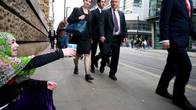 L'esperimento sociale delle Iene: accattonaggio in periferia e alla prima della Scala. - Foto di repertorio