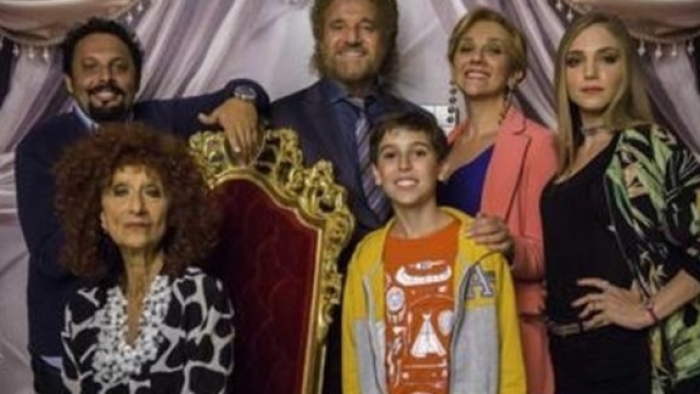 La famiglia Tucci &egrave; protagonista della commedia "Poveri ma ricchi".
