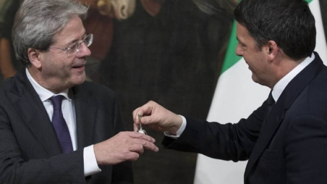 Nasce il governo Gentiloni: il giuramento e il passaggio della campanella - corriere.it