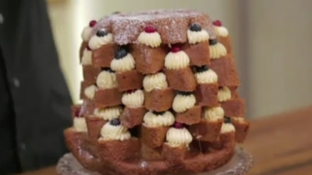 Pandoro farcito con crema diplomatica