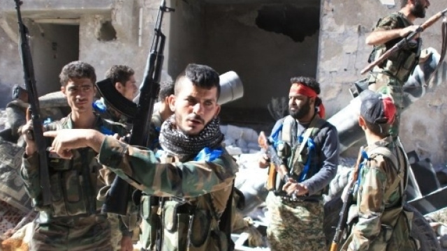 Soldati siriani durante la liberazione di Aleppo