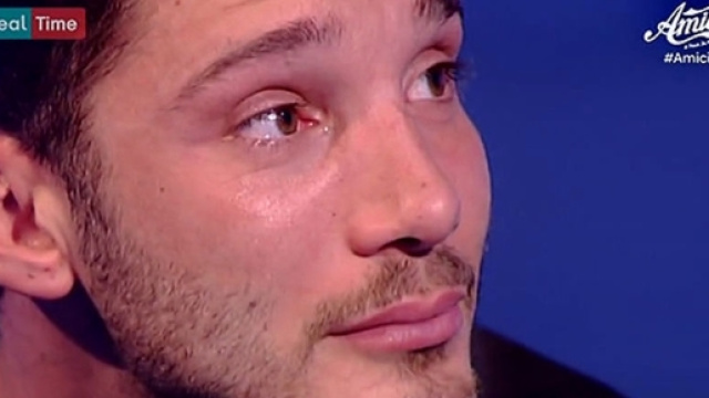 Stefano De Martino piange in tv