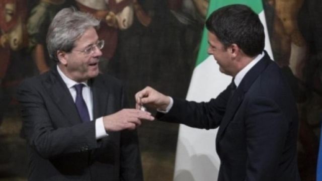 Il nuovo premier, Paolo Gentiloni, nel simbolico 'passaggio' con Matteo Renzi