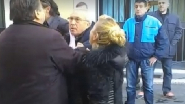 Il volto terrorizzato di Osvaldo Napoli mentre viene 'arrestato' dai Forconi