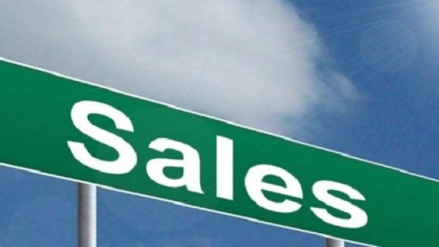 Un cartello che indica la scritta Sales (in inglese 'saldi')