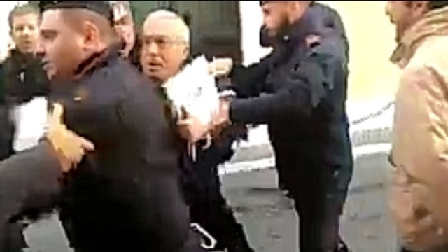 Un fotogramma del video dove gli attivisti cercano di bloccare il politico.