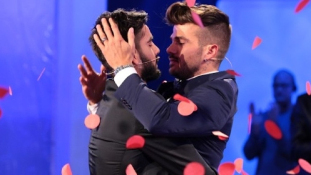Uomini e Donne, video bacio gay