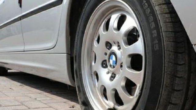 Bucare ripetutamente gli pneumatici dell'auto dell'ex partner pu&ograve; arrivare a configurare il reato di atti persecutori.