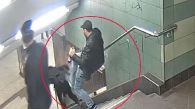 Capo gang sferra un calcio alla schiena a una donna - SecoloXIX