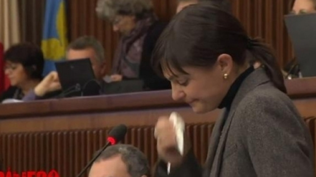 Il pianto di Debora Serracchiani durante la riunione del Consiglio regionale del Friuli Venezia Giulia