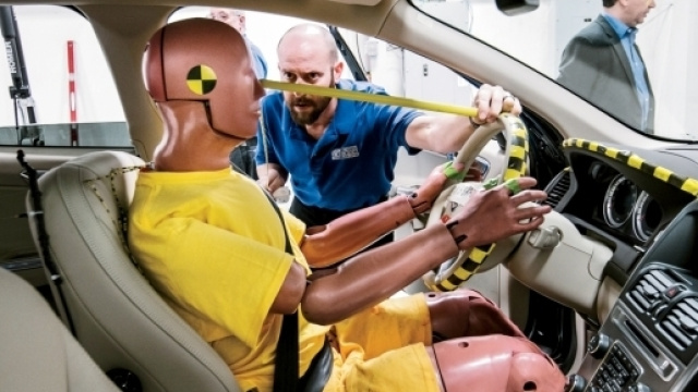 Manichino impegnato nei test di sicurezza