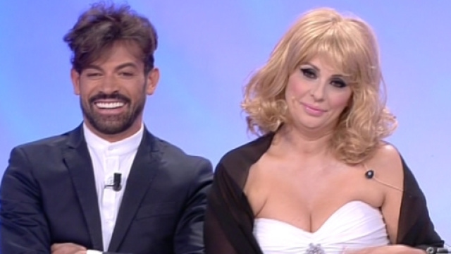 Tina Cipollari troppo provocante e il web si scatena - VIDEO | FOTO - funweek.it
