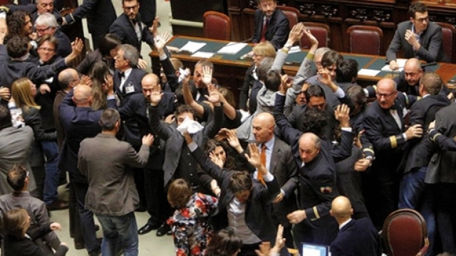 Bagarre alla Camera dei Deputati. Fonte: www.europaquotidiano.it