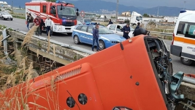 Calabria: autobus sbanda e finisce in un fiume