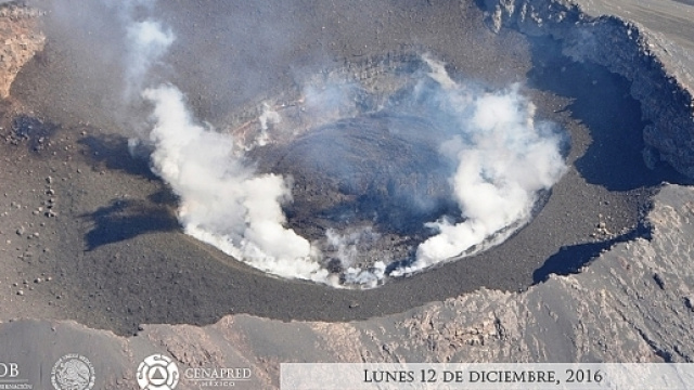 Foto aerea scattata dal Cenapred. Il cratere del Popocat&eacute;petl strapieno, con tre milioni di metri cubi di magma.