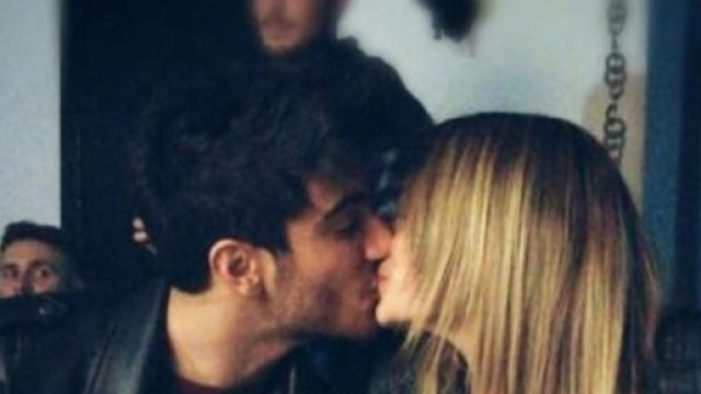 Foto bacio Facebook : Camilla e Riccardo