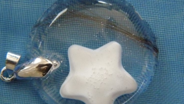 Gioielli ricavati dal latte materno, l'idea di alcune mamme americane prende piede anche in Italia.