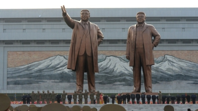 Le due statue minacciate dal "piccione drone" - foto di ilpost.it