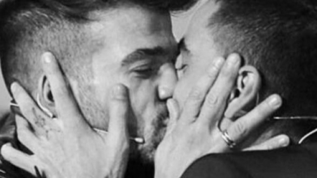 Claudio Sona bacio Mario Serpa durante la scelta