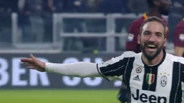Gol di Gonzalo Higuain durante Juventus-Roma