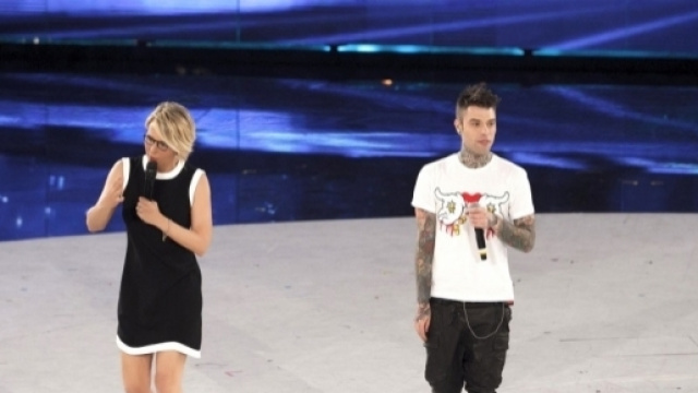 Maria De Filippi pronta ad accogliere Fedez come coach