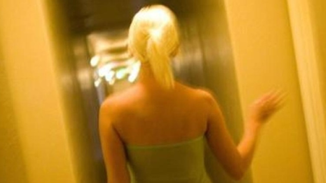 Scopre il tradimento e pubblica la foto della moglie