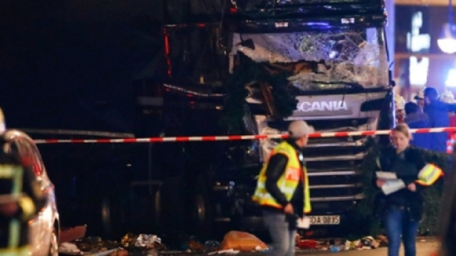 Attentato Berlino, camion contro mercato di Natale: morti e feriti - velvetnews.it