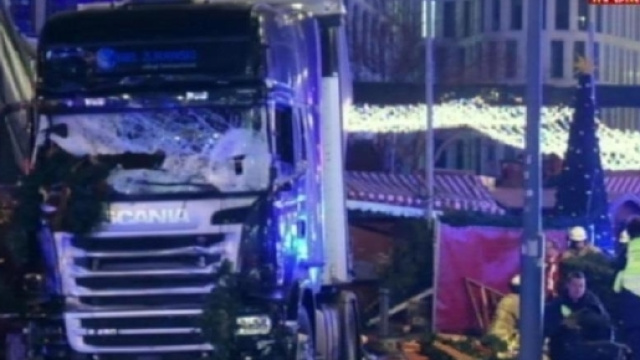 Camion su un mercatino di Natale a Berlino. Nove morti, 50 feriti ... - lastampa.it