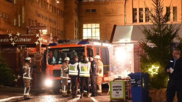 Esplosione al mercatino di Natale: tre feriti e panico tra i passanti - leggo.it