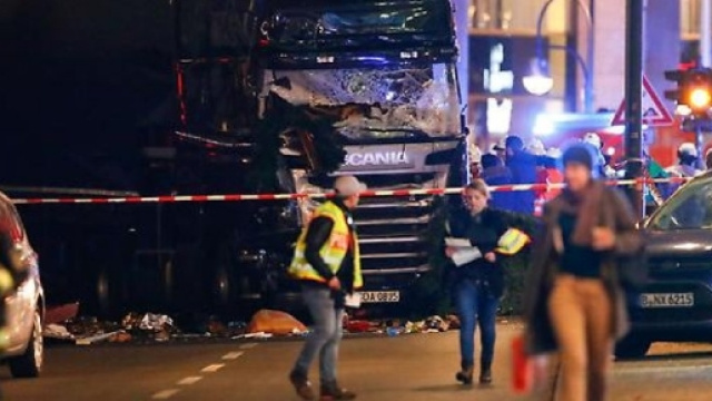 Il camion riversatosi sulla folla