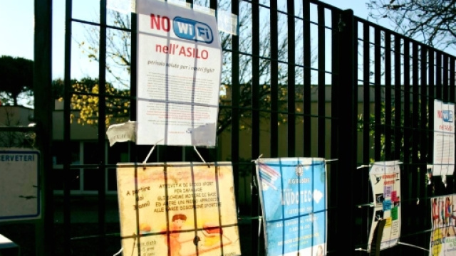 L'esterno della scuola di Cerveteri dove le famiglie hanno attaccato cartelloni di protesta