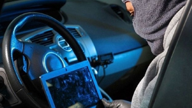 Milano, ruba utilitaria e chiede 400 euro di riscatto