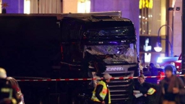Strage a Berlino, camion sulla folla al Mercatino di Natale