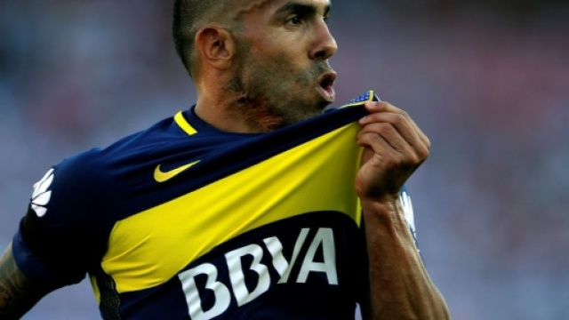 Tevez bacia la maglia del Boca Junior