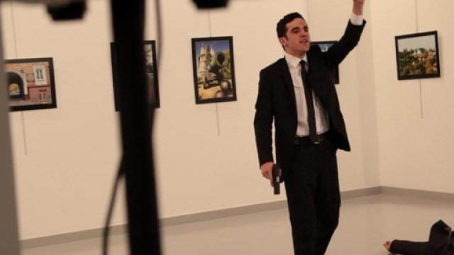 Ucciso l'ambasciatore russo in Turchia in un attentato di matrice ... - lastampa.it