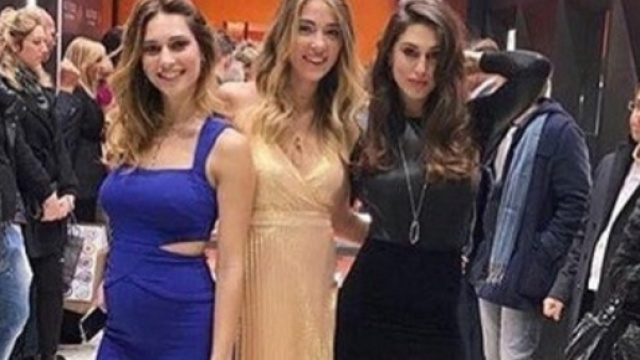 Beatrice Valli mostra sorridente il pancione con Alice Campello e Cecilia Rodriguez