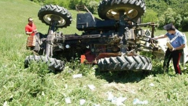 Calabria: si ribalta trattore muore 36enne
