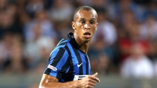 Clamorosa mossa di Miranda per cambiare l'Inter: Miranda a centrocampo?